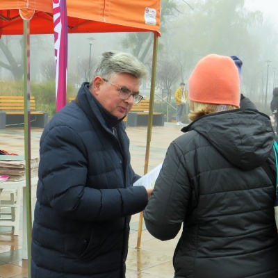 Waldemar Kaczmarski w akcji zbierania podpisów